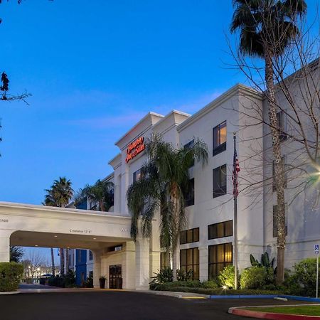 Hampton Inn & Suites Tulare Bagian luar foto