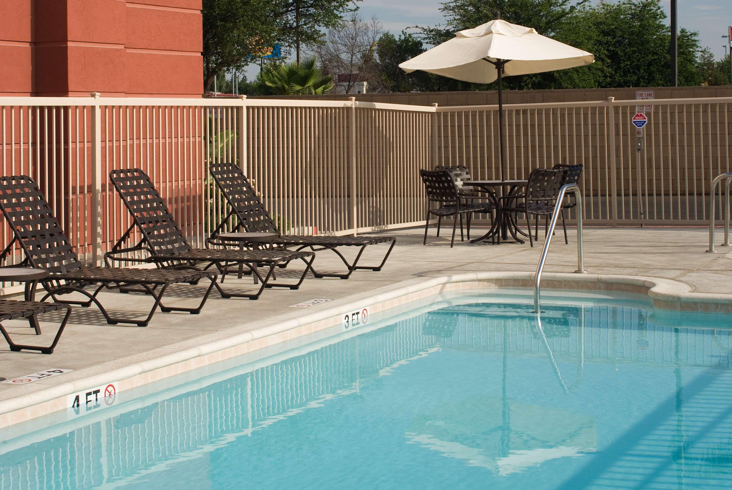 Hampton Inn & Suites Tulare Bagian luar foto
