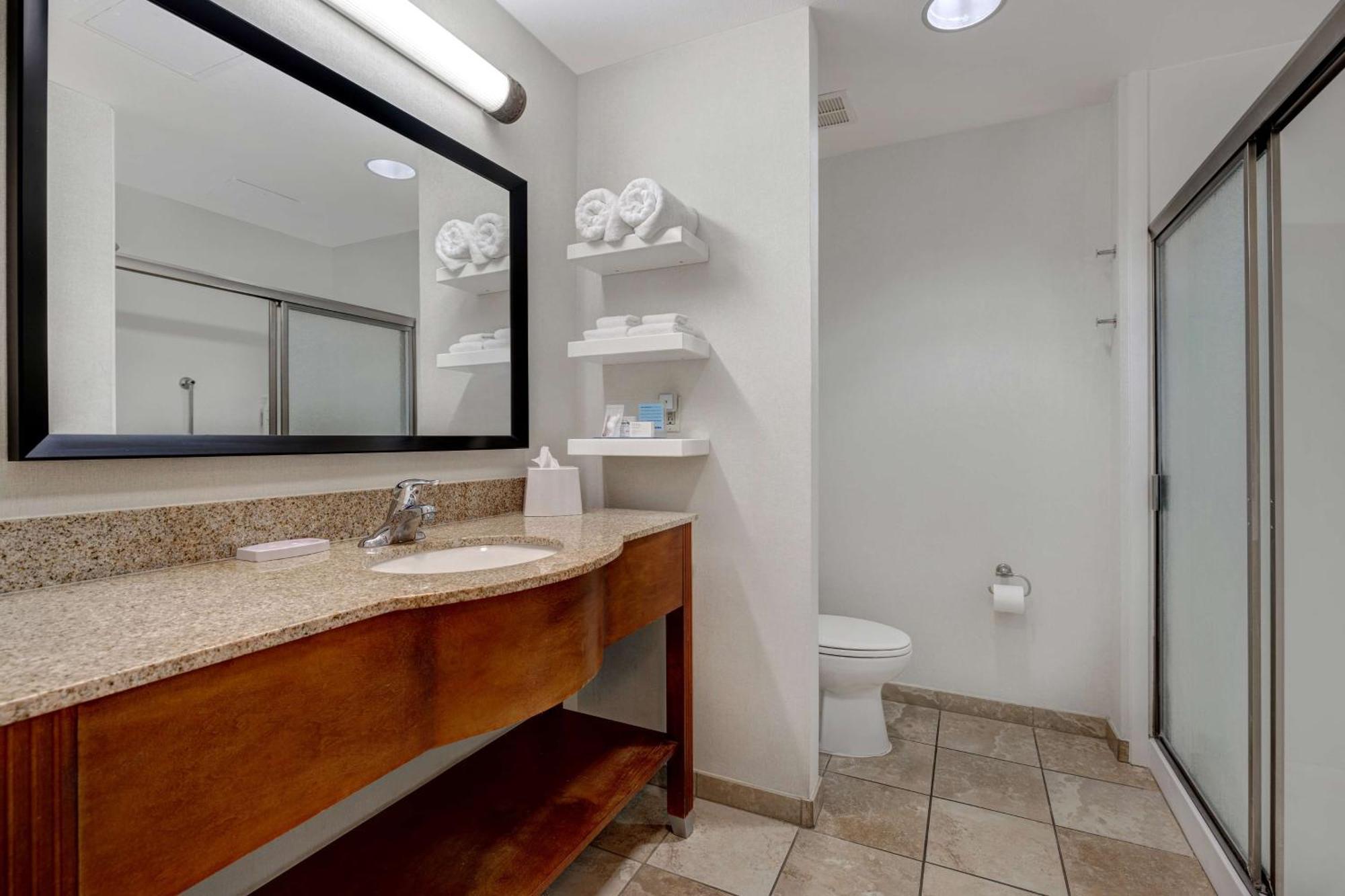 Hampton Inn & Suites Tulare Bagian luar foto