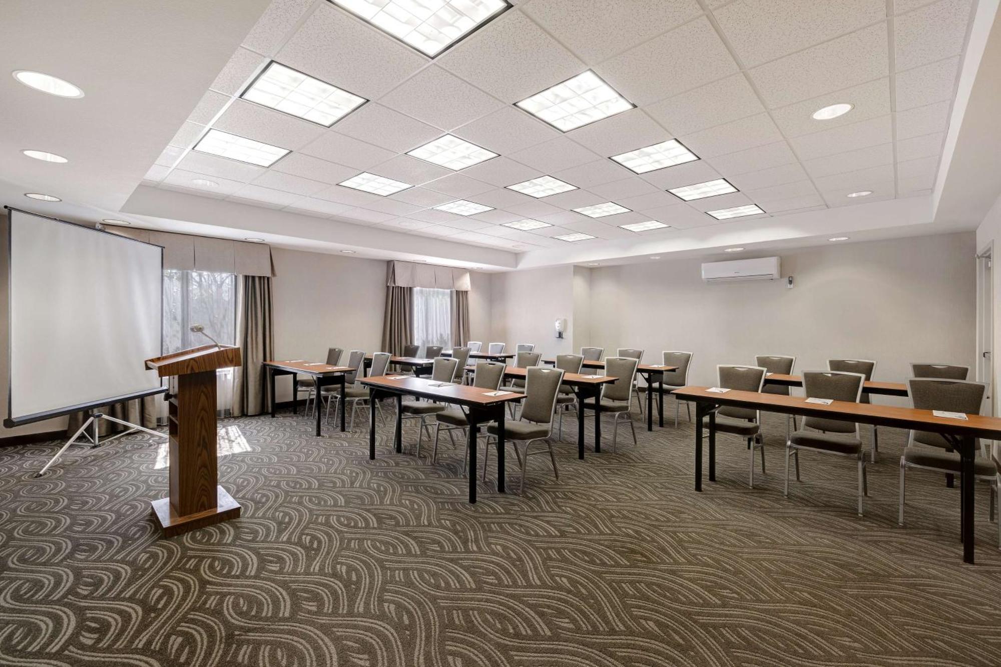 Hampton Inn & Suites Tulare Bagian luar foto