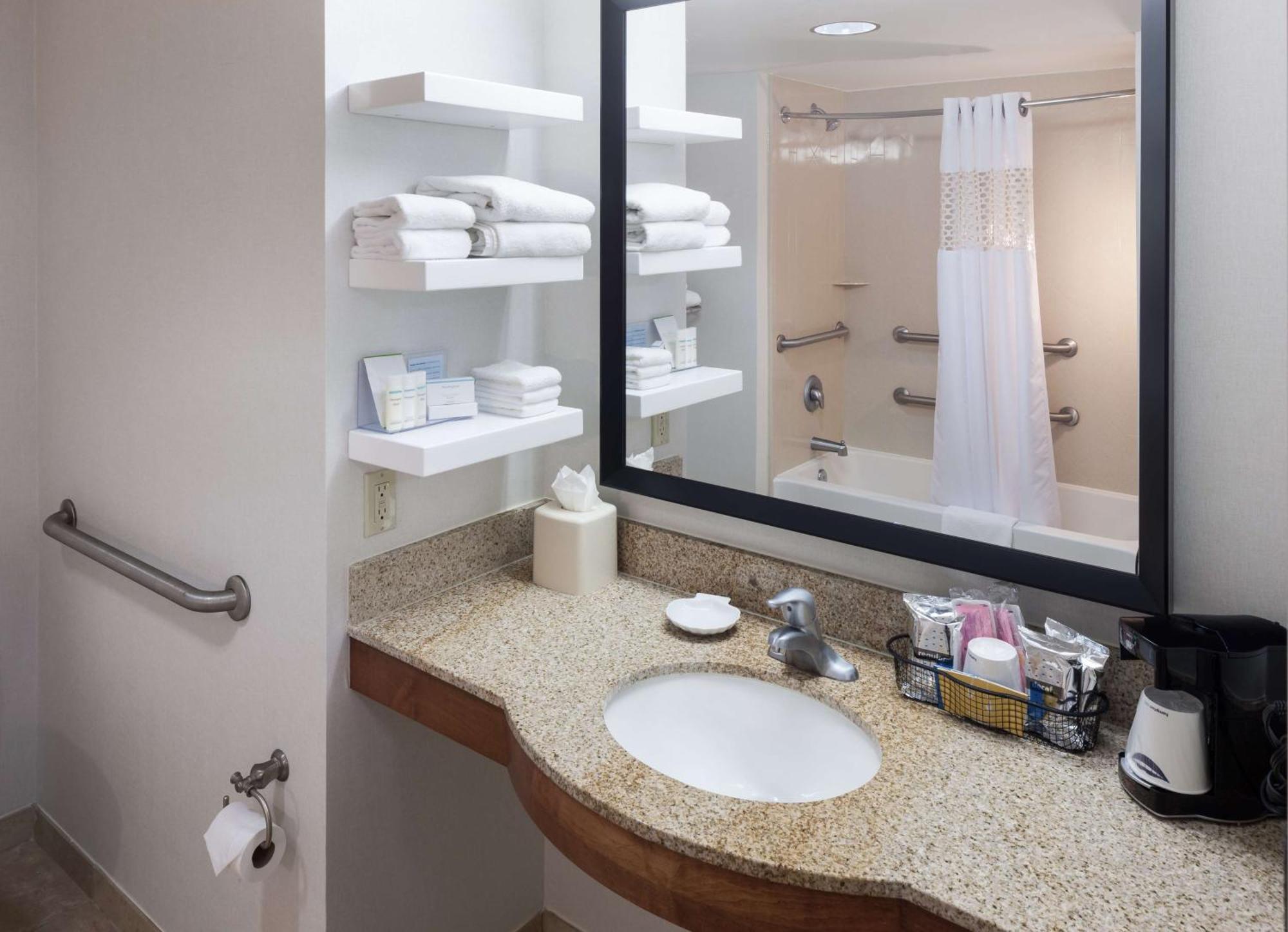 Hampton Inn & Suites Tulare Bagian luar foto