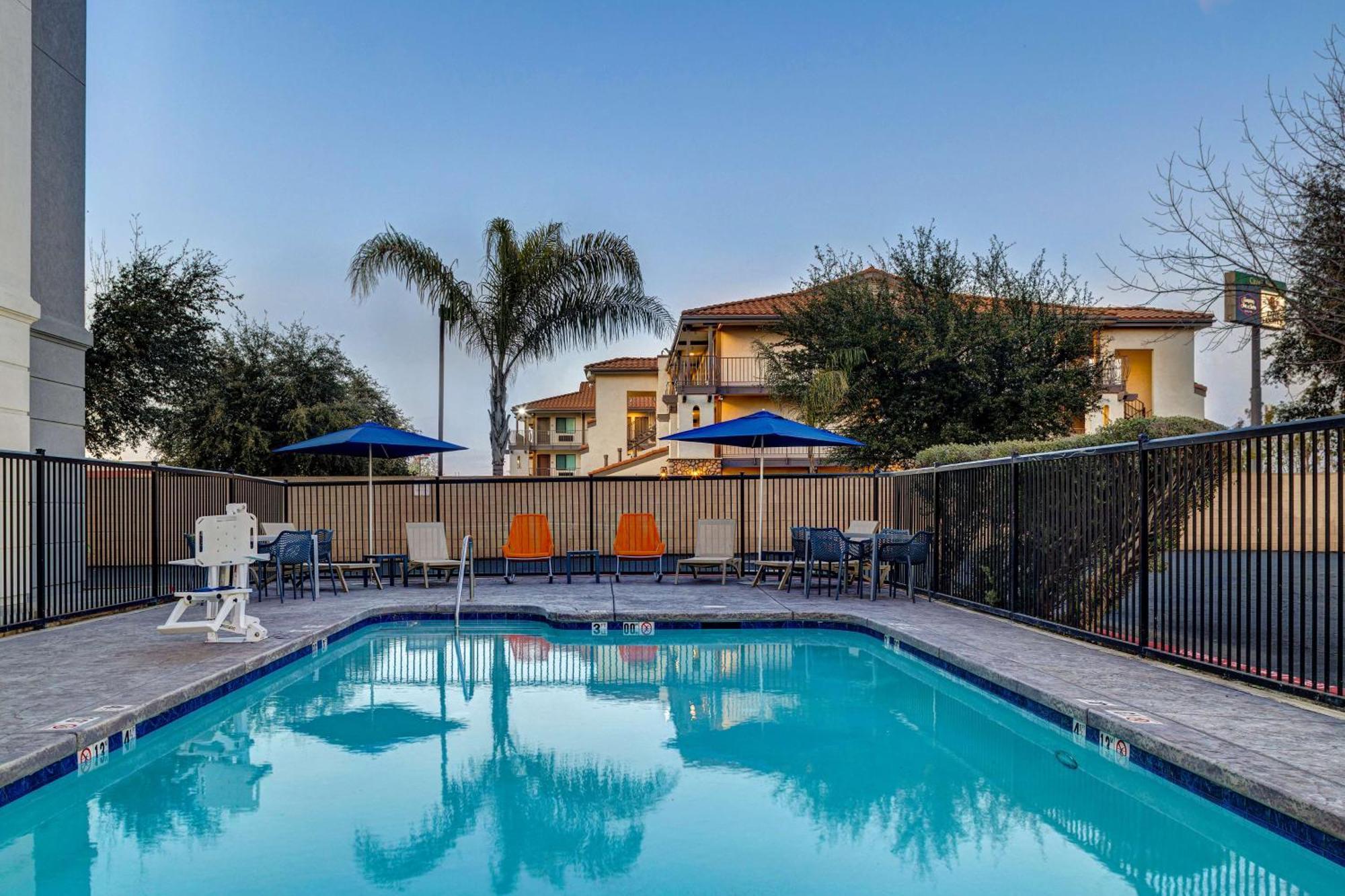 Hampton Inn & Suites Tulare Bagian luar foto