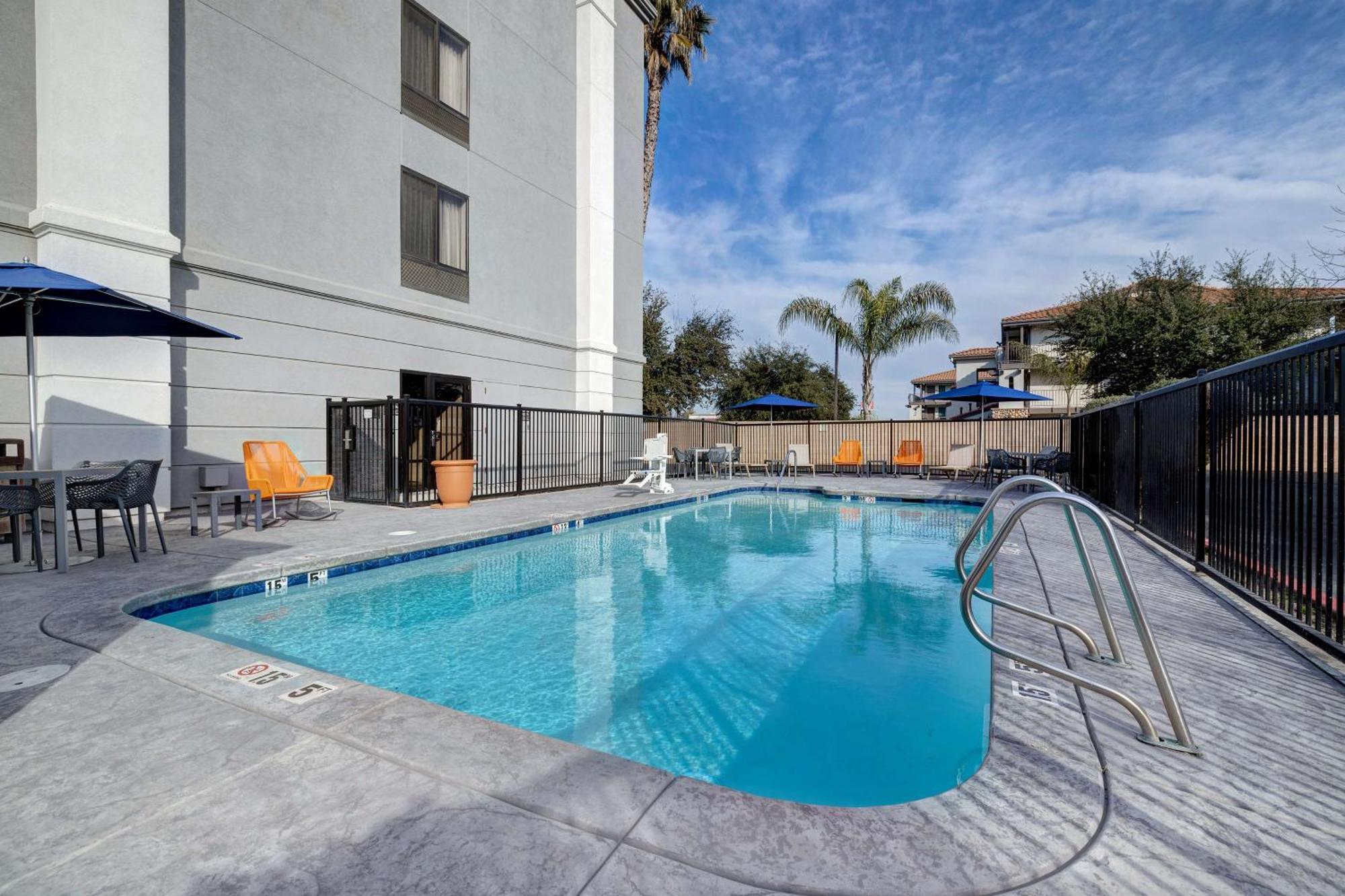 Hampton Inn & Suites Tulare Bagian luar foto